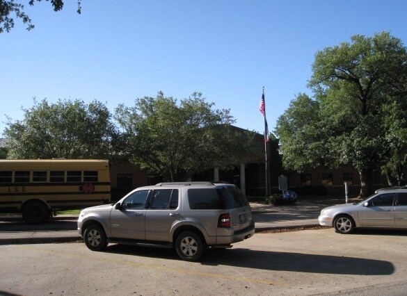 The building used by Lamar has been removed and replaced with a newer building that houses Fannin Elementary, the Falcons.